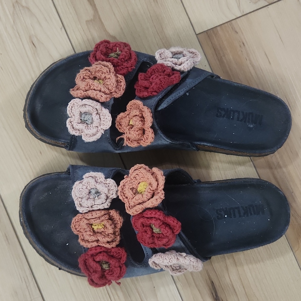 Muk Luks Women's Flora Terra Terf Sandals Dark Grey Crochet Flowers Size 9